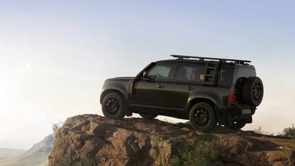 Defender Trophy Edition sada je dostupan s novom Santorini crnom temom za pustolovine na svim terenima
Vladar ekstremnih performansi: Defender OCTA sada je dostupan u Woolstone zelenoj boji