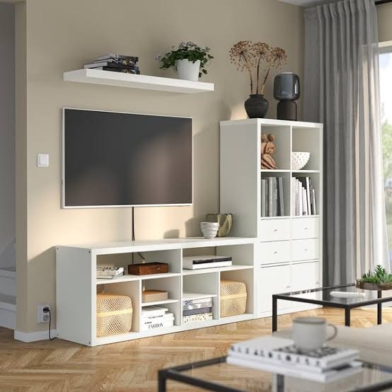 IKEA KALLAX izgleda super ispod televizije