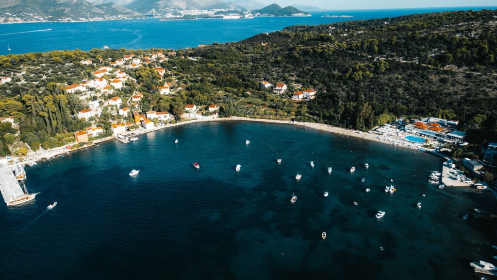 Četiri kilometra duga plaža Tučepi jedinstveni je dio kada je Makarska rivijera u pitanju