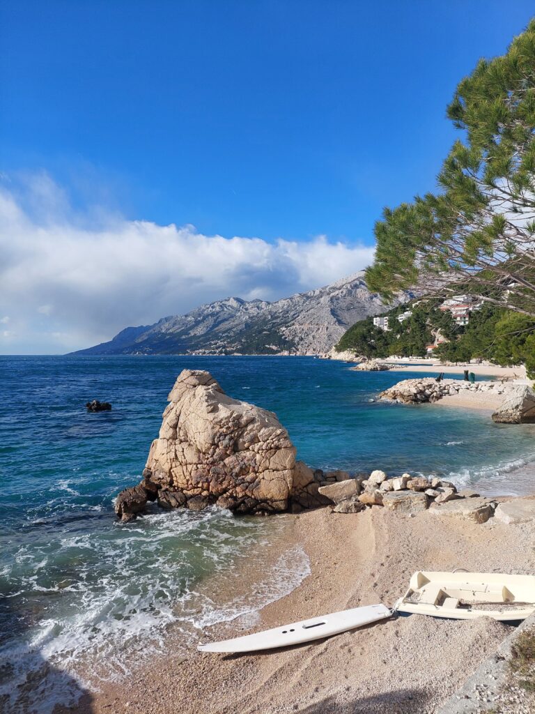 Makarska rivijera se ističe posebno lijepim plažama u Brelima