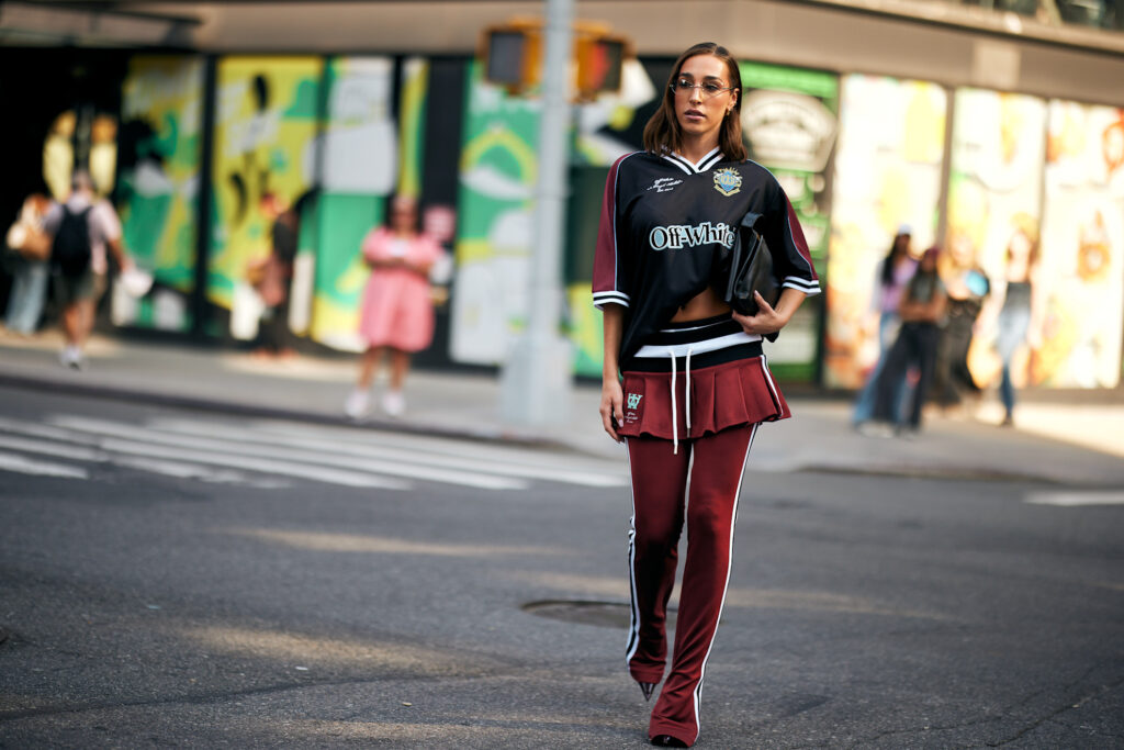 Sportska odjeća izvan teretane totalni je hit: leggings, crop top i hoodie osvajaju ulice