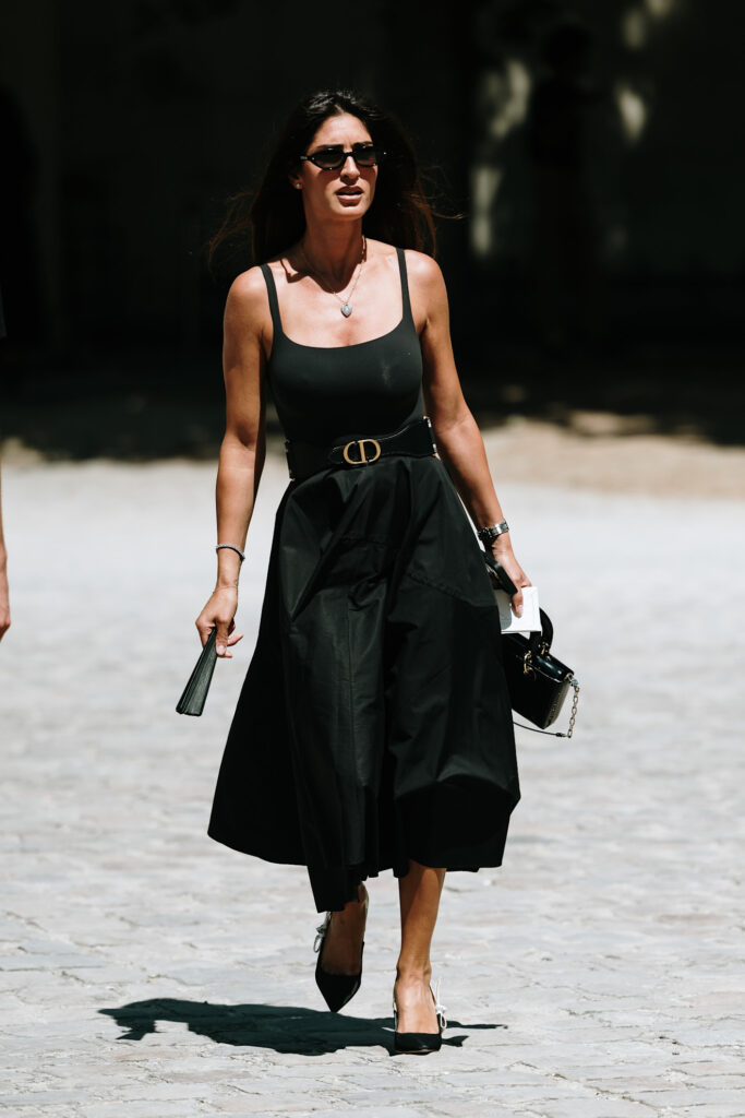 LJetni outfit city break posebno dobro izgleda kada se spoje crna haljina i remen