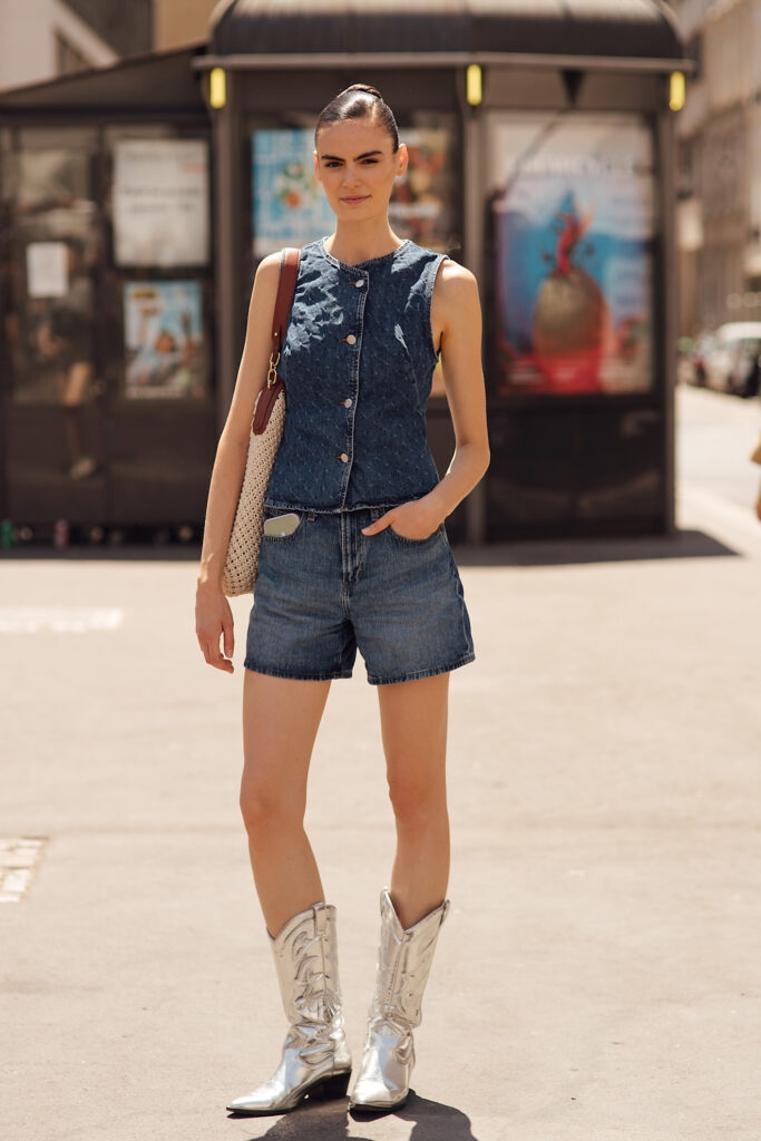 Ljetni outfit city break izgleda moderno kada se poje traper look i kaubojke