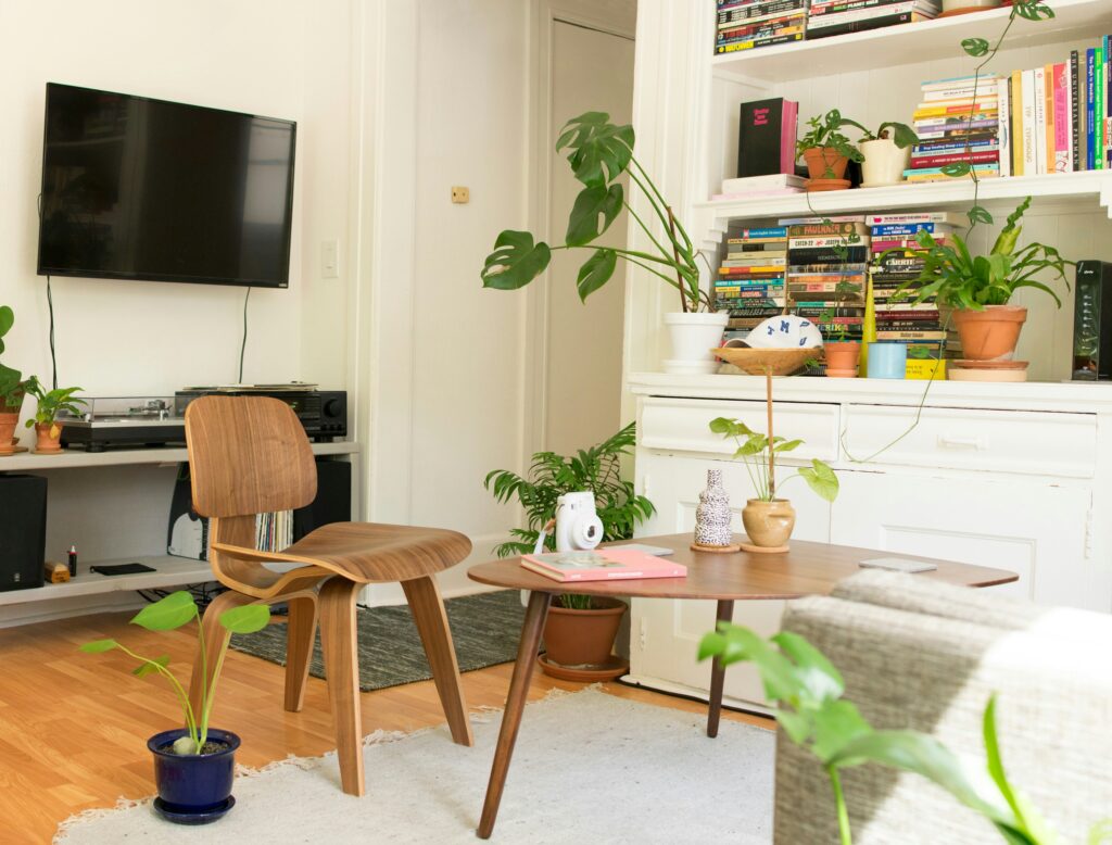 Studio apartman uređenje stavlja naglasak na visinu prostora