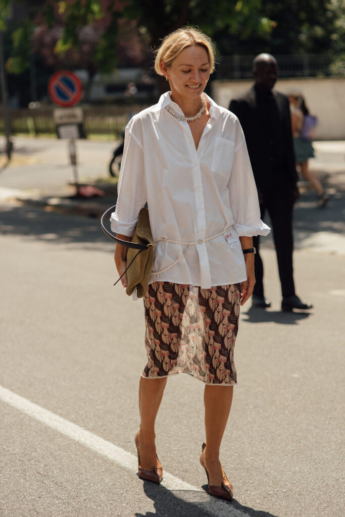 Bijela košulja outfit ljeto i midi suknja spoj su za ured