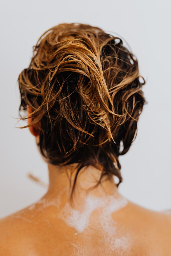 Ispiranje kose važan je proces u hair care obnova more situaciji