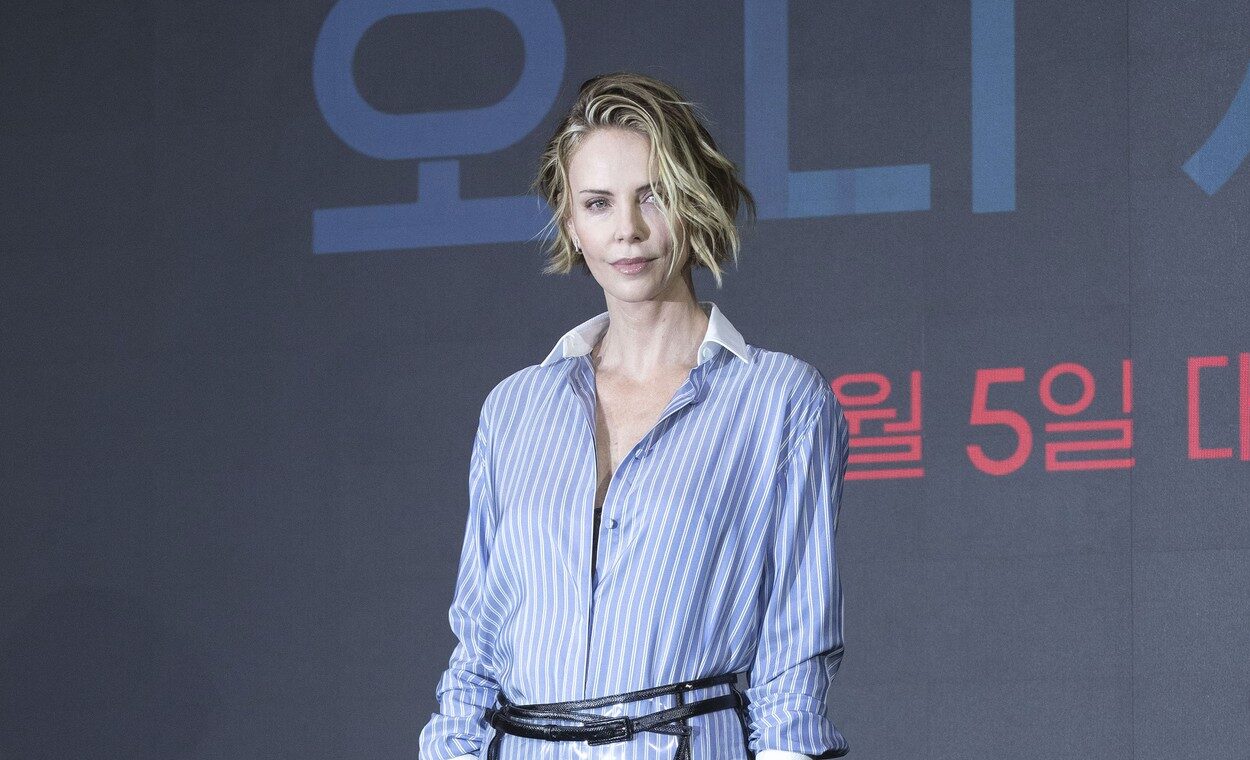 Look dana: Charlize Theron oduševila u plastičnoj prozirnoj suknji neobičnog dizajna