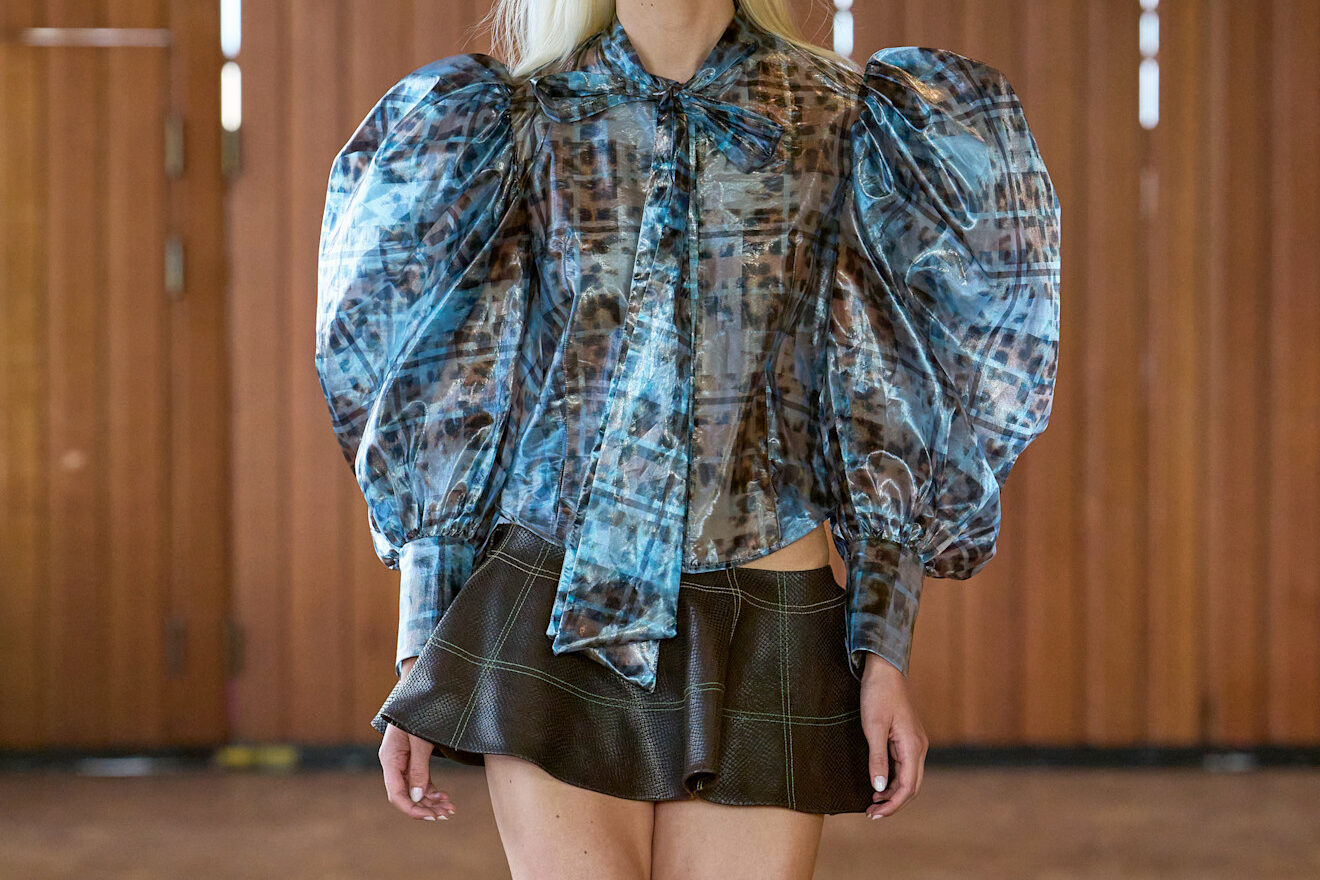 Back in style: Oversized košulje kao temelj prijelaznog ormara