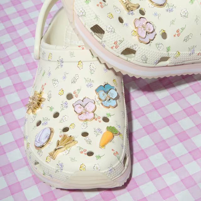 Kad Millie Bobby Brown udruži snage s Crocsom, dobivamo najslađe crocsice sezone