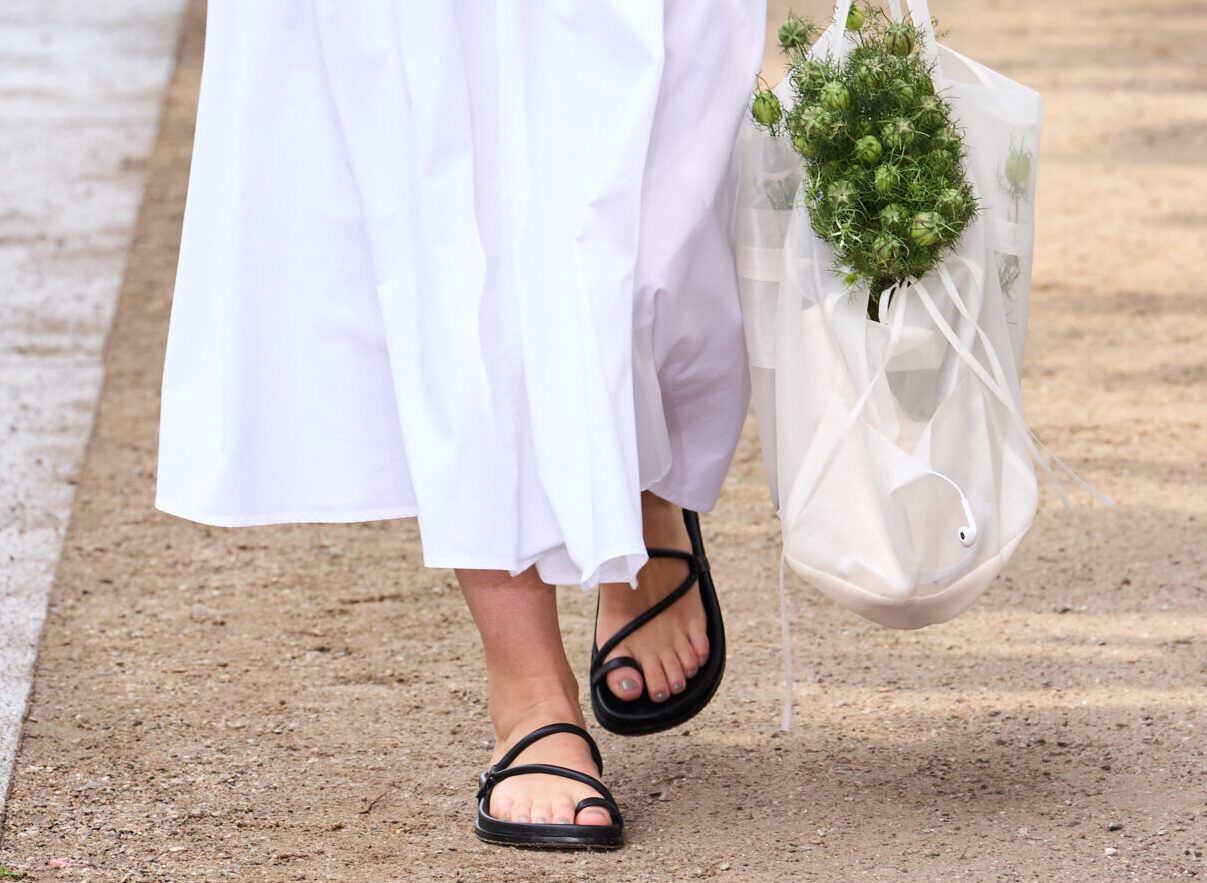 Espadrile, sandale ili tenisice: što nositi krajem ljeta?