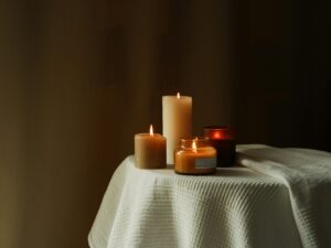 Mirisne svijeće za jesen: 6 nota koje će stvoriti cozy ugođaj