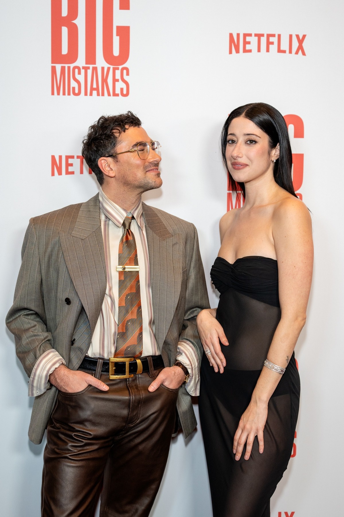 Dan Levy i Taylor Ortega kao brat i sestra Dardano u seriji Velike pogreške