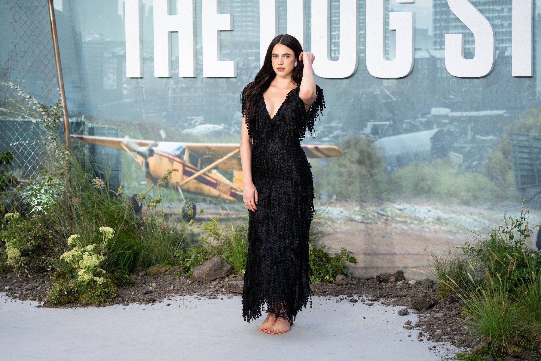 “Naked dressing” je prošlost – Margaret Qualley na crveni tepih stigla u “golim” sandalama