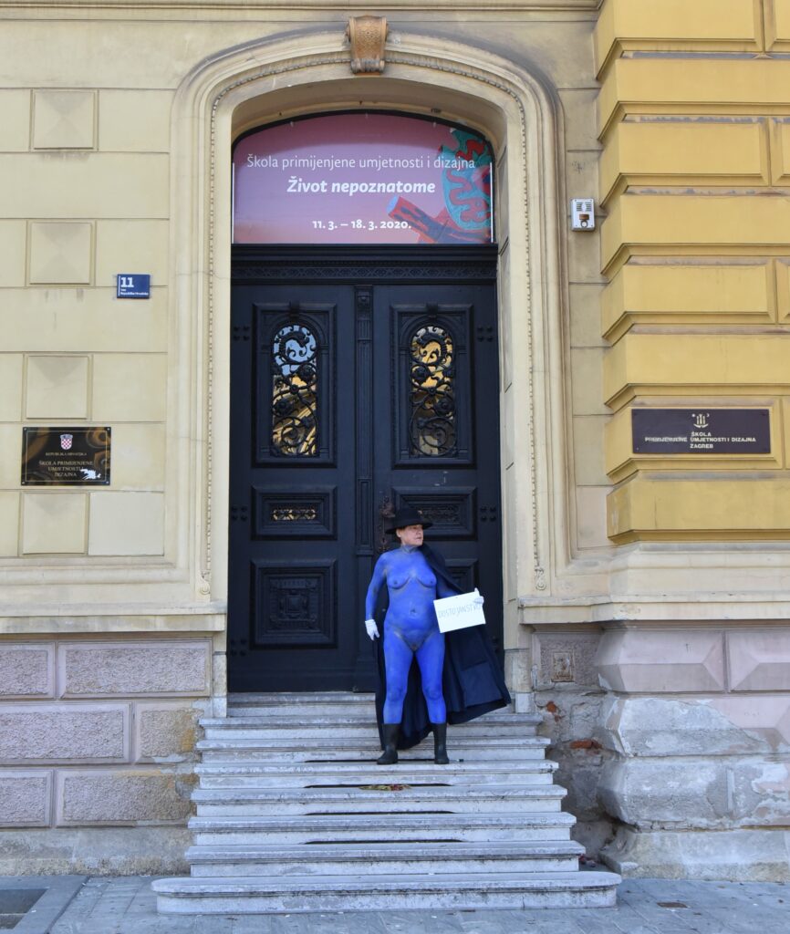 8 Tišina živih skulptura u tišini oštećenih kuća 2021.