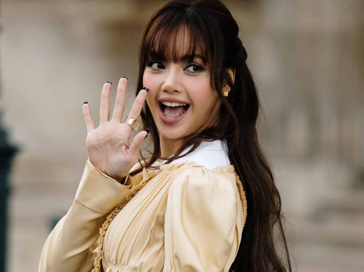 LISA beauty look