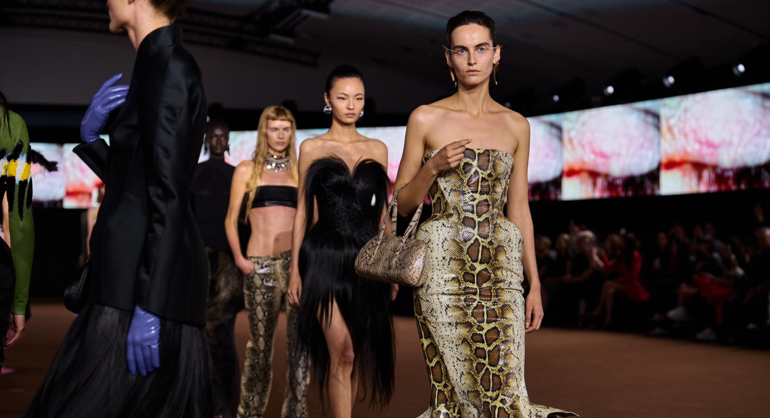 Mugler SS27: Nova kolekcija pokazala kako će izgledati glamur u 2027.