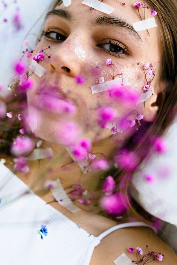 Piše Jelena Veljača: Mouth taping, face taping, hair wrapping, beauty sandwich, layering, ili – koliko je ljepote previše?