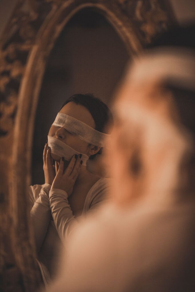 Piše Jelena Veljača: Mouth taping, face taping, hair wrapping, beauty sandwich, layering, ili – koliko je ljepote previše?